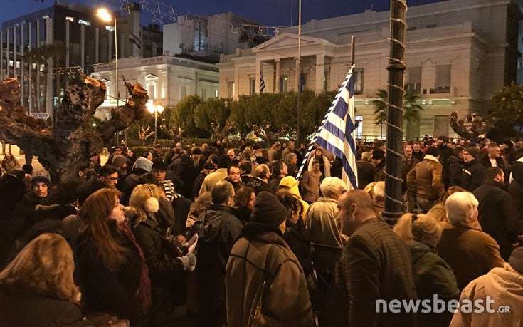 Διαμαρτυρία στο Σύνταγμα: «Κάτω τα χέρια από τη Μονή Εσφιγμένου» (Βίντεο και Φώτο)